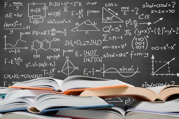 Wiskundige geometrische formules op bord achtergrond en boeken