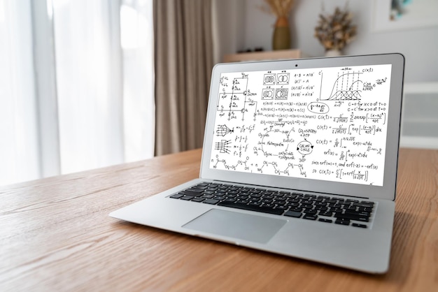 Foto wiskundige vergelijkingen en modieuze formule op computerscherm