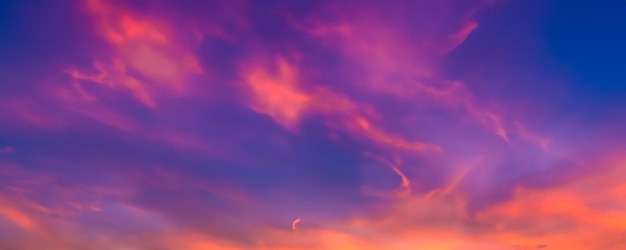 うっすらとした雲がこの天空の傑作に幻想的なタッチを加えています