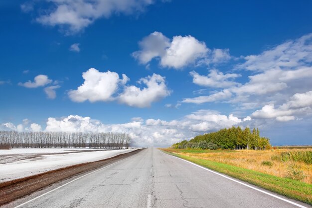 Wisselend seizoen weg zomer en winter