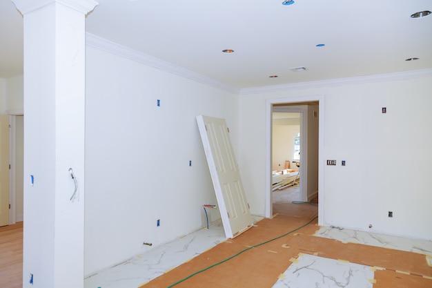 Wit appartement interieur, zicht op de kamers