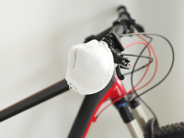Wit beschermend masker op het stuur van de fiets