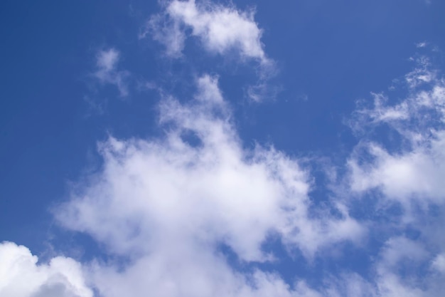 Wit bewolkt Blauwe lucht natuurlijk uitzicht