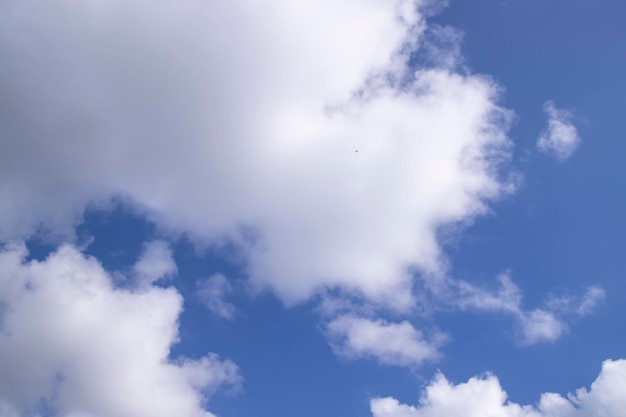 Wit bewolkt Blauwe lucht natuurlijk uitzicht