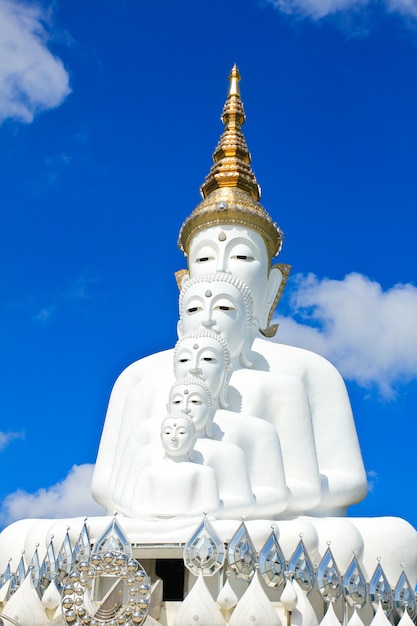 Wit Boeddhabeeld bij Phasornkaew-Tempel, Khao Kho Phetchabun, Thailand.