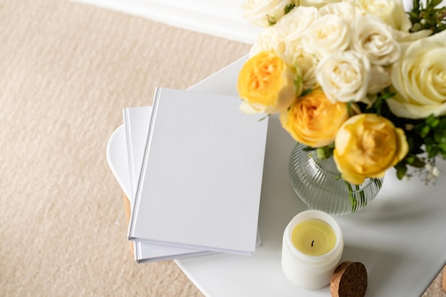 Wit boek blanco omslagmodel op stijlvolle stoel met rozenboeket vanuit een hoge hoekweergave