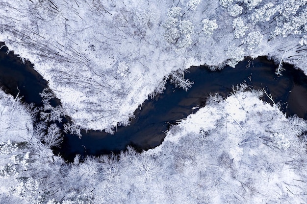 Wit bos en winter bochtige rivier Luchtfoto van Polen