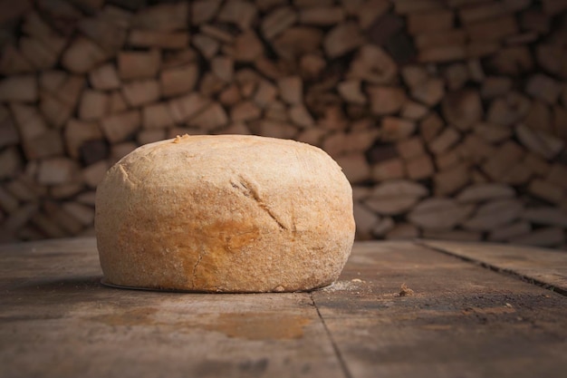 Wit brood op een houten tafel en achter het hout