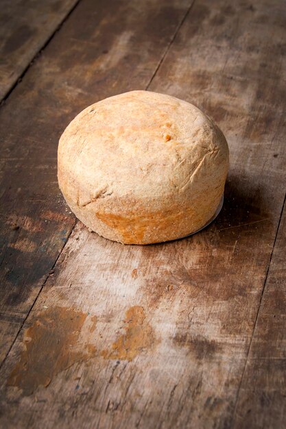 Wit brood op een houten tafel