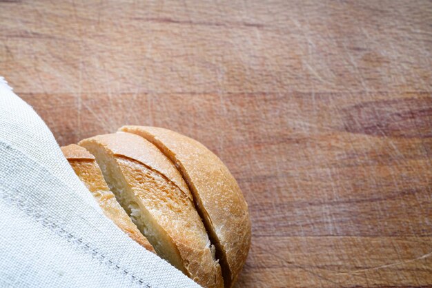 Wit broodje op houten rustiek brood als achtergrond