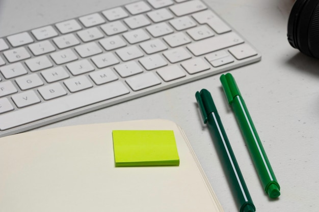 Wit bureau met potloden om online te studeren