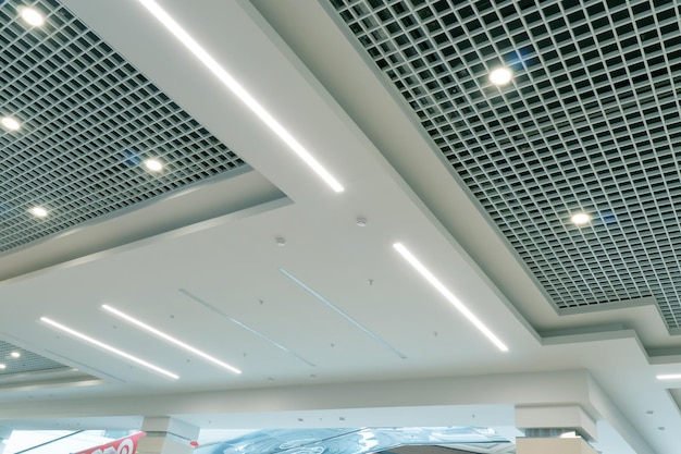 Wit designplafond in de feestzaal voor VIP-personen Ontspan in een restaurant met een prachtig design en interieur Moderne verlichting in het winkelcentrum