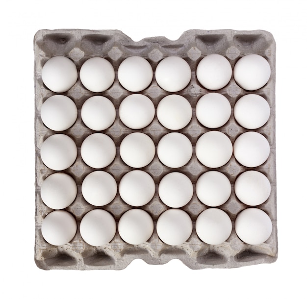 Foto wit die eierenpak op wit wordt geïsoleerd