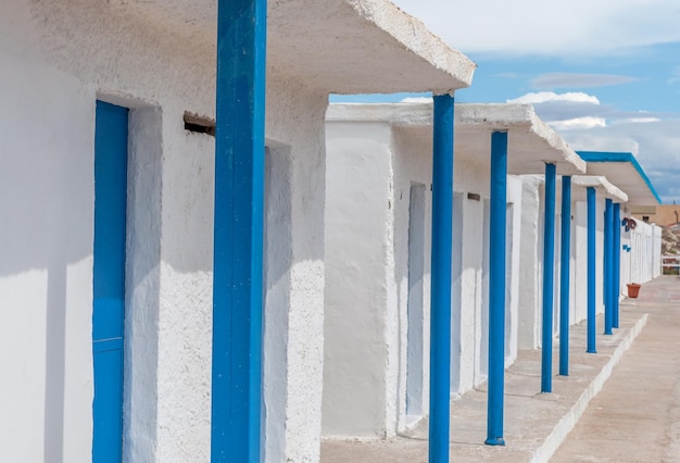 Wit en blauw gebouw op het strand