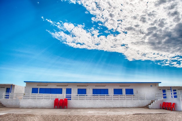 Wit en blauw gebouw op het strand