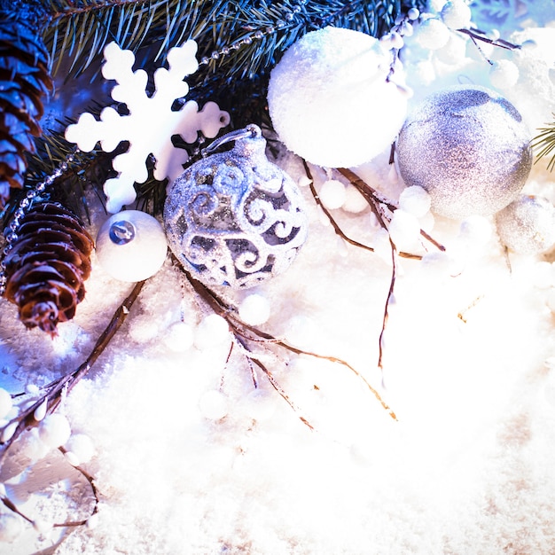 Foto wit en zilver kerstdecor met blauw licht