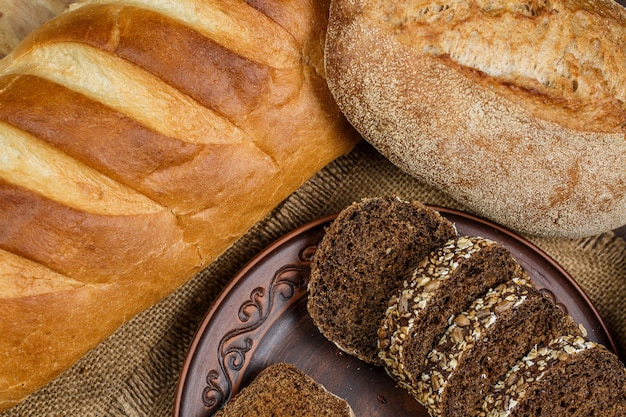 Wit en zwart vers brood op een houten tafel