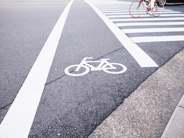 Wit fietsteken op straat in Japan.