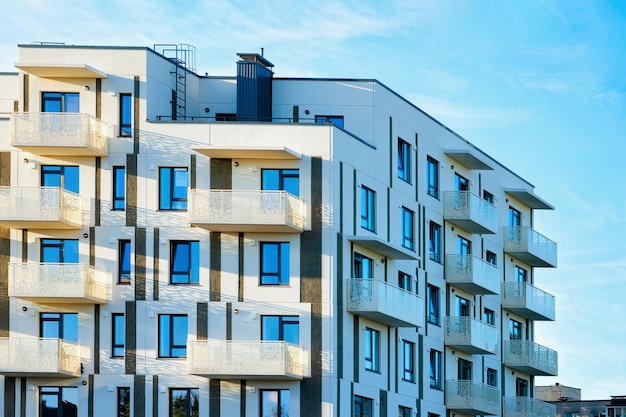 Wit flatgebouw en huis woon modern gebouw architectuurconcept. Plaats voor kopieerruimte en blauwe lucht