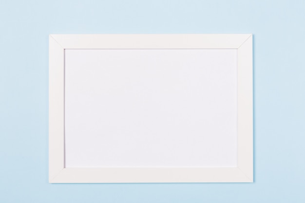 Wit frame leeg leeg beeld op lichtblauwe achtergrond.