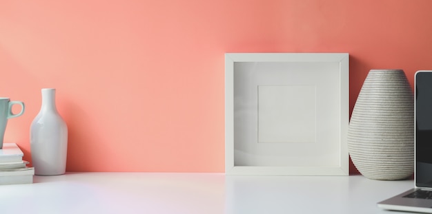 Wit frame op witte bureauwerkruimte