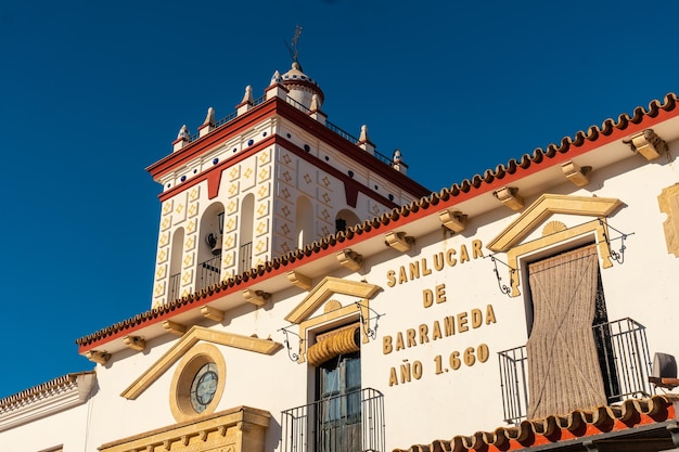 Wit gebouw van de broederschap in de buurt van het heiligdom van El Rocio Huelva