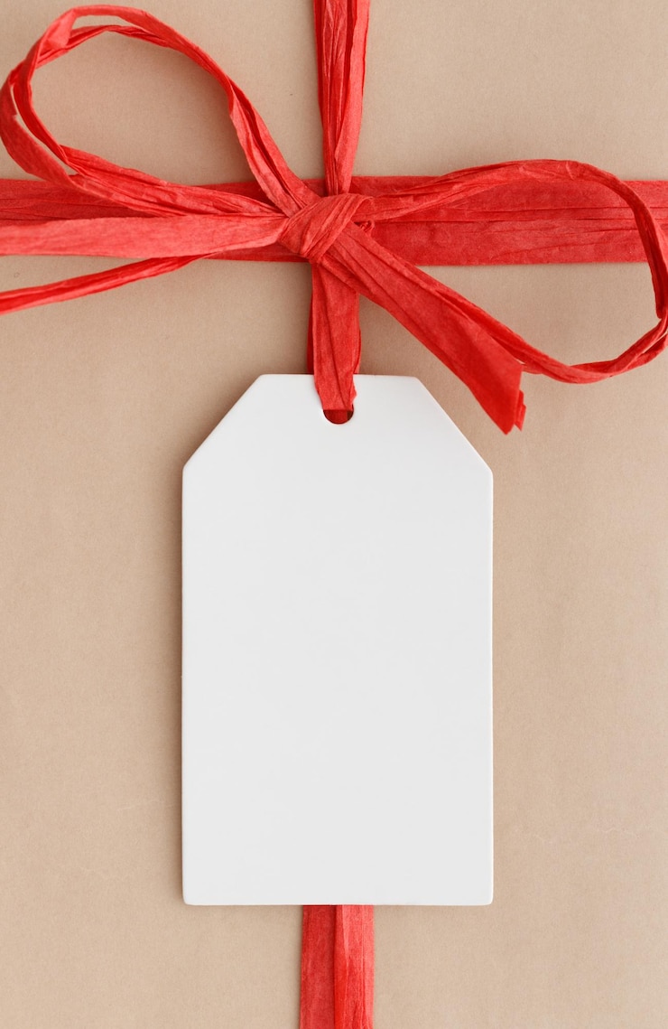 Foto wit geschenklabelmodel op een kerstcadeau van kraftpapier