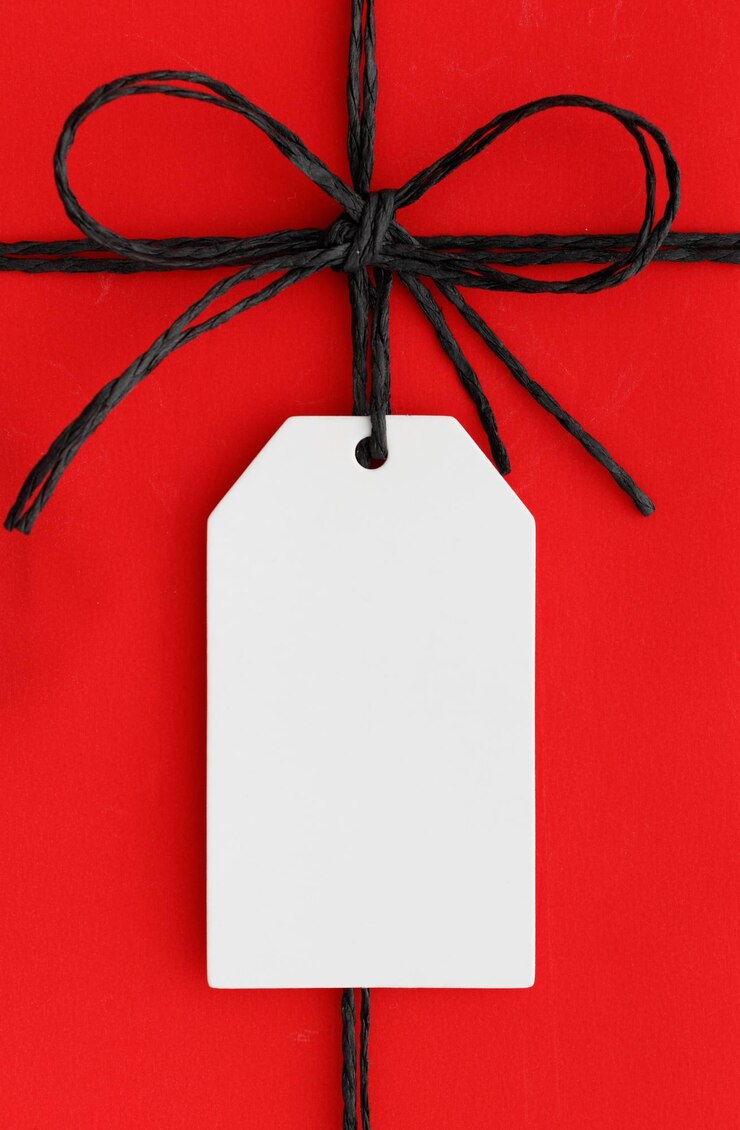 Foto wit geschenklabelmodel op een rood kerstcadeau