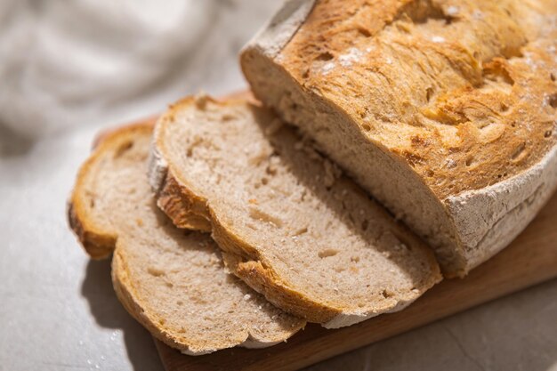 Wit gesneden tarwebrood met een korstje