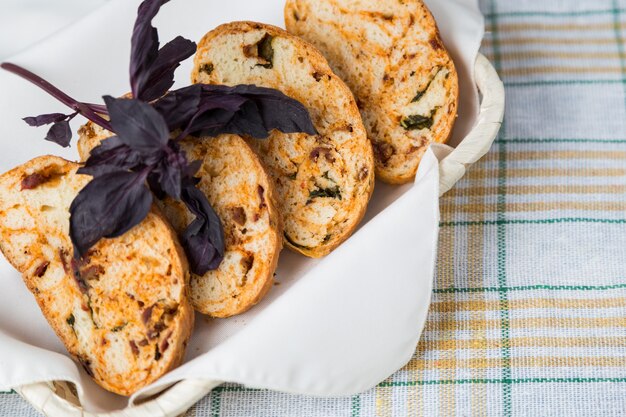 Wit gesneden zelfgemaakte stokbrood met gedroogde tomaten