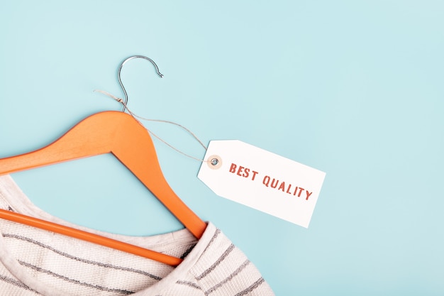 Wit gestreept sweatshirt aan een hanger en label met inscriptie Beste kwaliteit.