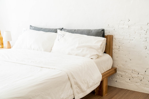 Wit hoofdkussen op beddecoratie in slaapkamer