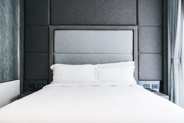 Wit hoofdkussen op het bed