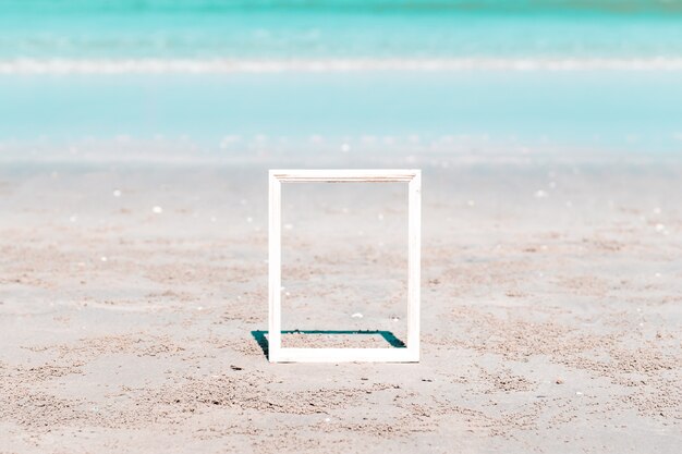 Wit houten frame op strand