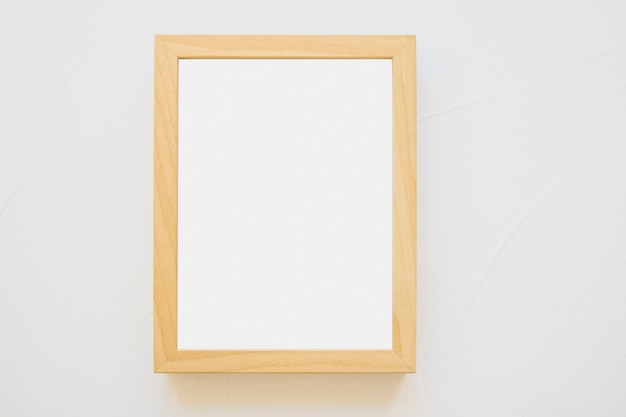 Foto wit houten frame op witte achtergrond