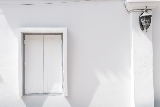 wit houten venster op muur met exemplaarruimte