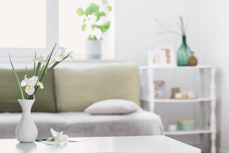 Wit interieur met Lentebloemen en decoraties