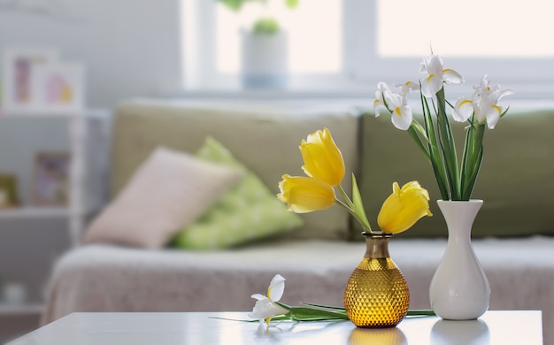 Wit interieur met Lentebloemen en decoraties