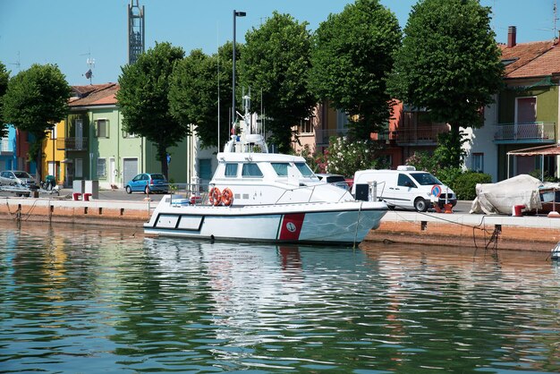 Wit jacht in de haven te wachten Op de zee is het kalm