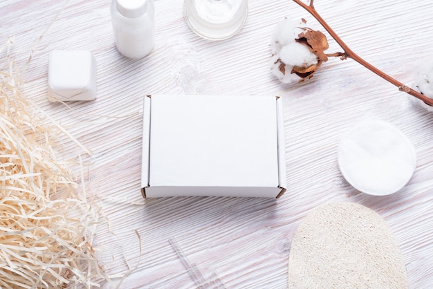 Wit karton, kartonnen dozen op houten tafel, voor cosmetische kleine bedrijven