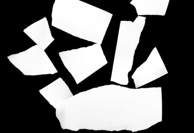 Wit kladpapier van verschillende formaten op zwarte achtergrond
