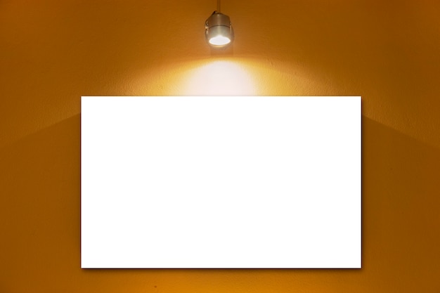 Wit leeg bord op de muur met lamp.