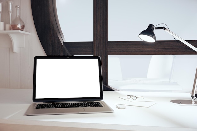 Wit leeg laptopscherm met lamp in amerikaanse stijlkamer met rond raammodel