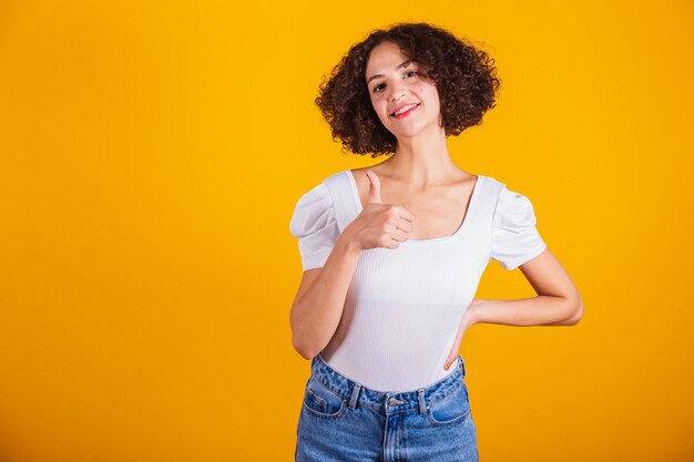 Wit model in wit shirt en blauwe spijkerbroek als duimen omhoog positief bevestigend correct