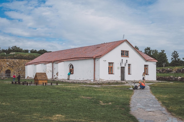 Wit museumgebouw in het fort Korela in Rusland