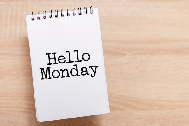 Wit notitieboekje met tekst "Hello Monday". Symbool voor het starten van een nieuwe week.