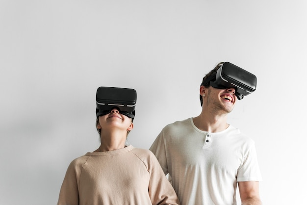 Wit paar dat virtuele werkelijkheid ervaart met VR-hoofdtelefoon