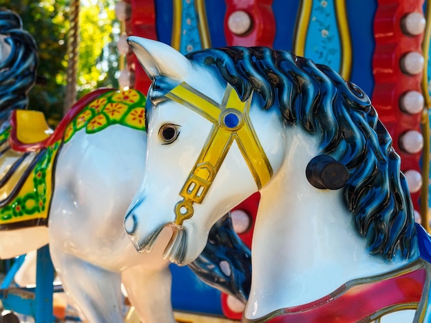 Wit paard met zwarte manen close-up vintage carrousel in het park