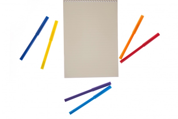 Wit papier en kleurrijke pennen