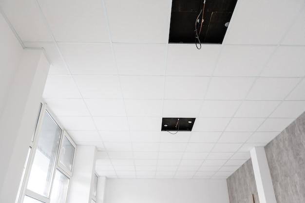 Wit plafond in het kantoor. wit plafond kan het licht goed weerkaatsen. het juiste licht aan het werk. abstracte lege witte interieur ruimte kantoor. ruimte kopiëren.